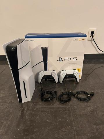 Playstation 5 slim disc + 2 controllers beschikbaar voor biedingen