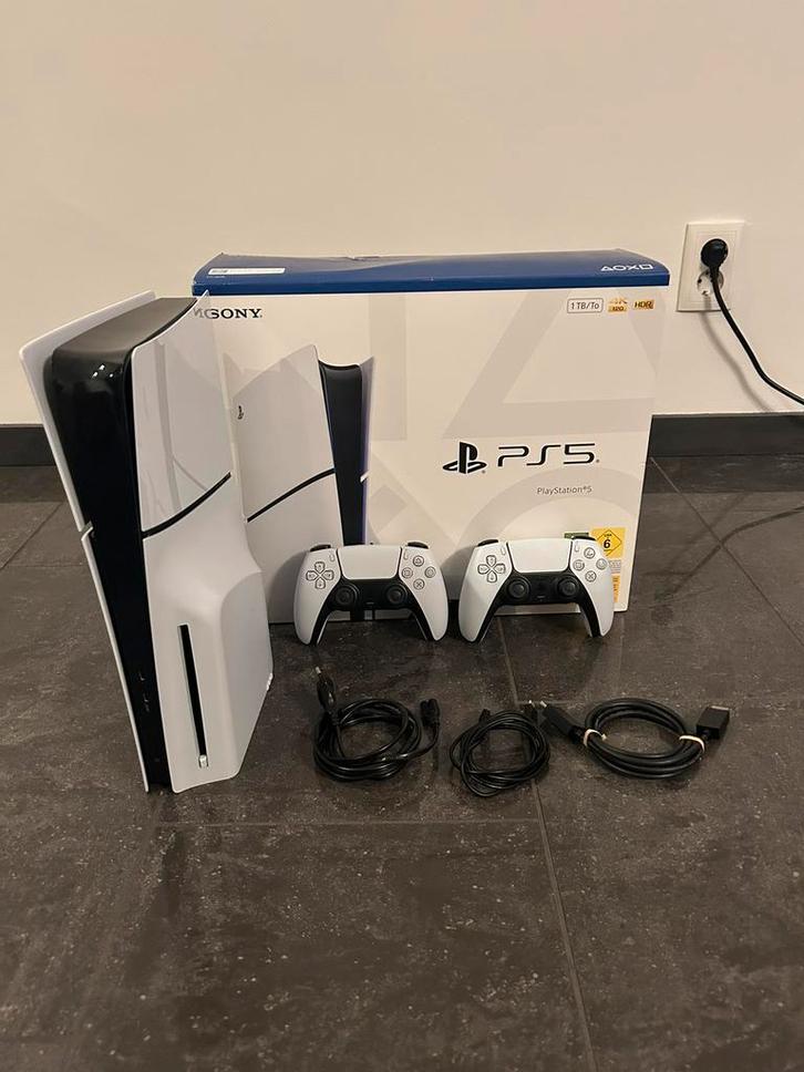 Playstation 5 slim disc + 2 controllers, Spelcomputers en Games, Spelcomputers | Sony PlayStation 5, Zo goed als nieuw, Playstation 5