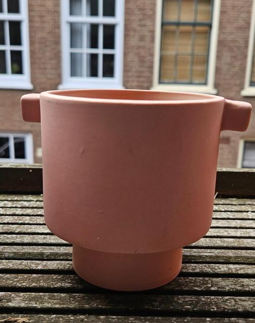Te koop: OYOY Inka Kana bloempot – klein formaat, Tuin en Terras, Bloempotten, Zo goed als nieuw, Aardewerk, Binnen, Balkon, Tuin