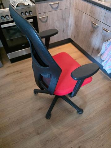 Maassluis! Twee rode bureaustoelen te koop, €50 per stuk. beschikbaar voor biedingen