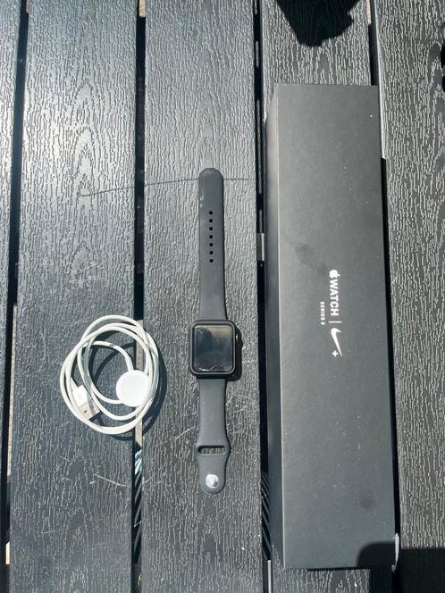 Apple Watch Series 3 Nike+– doos, lader en extra bescherming, Sieraden, Tassen en Uiterlijk, Smartwatches, Zo goed als nieuw, iOS