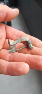 (2)Romeins bronzen knie fibula, Bodemvondst, Ophalen of Verzenden