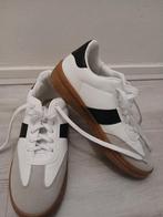 Dames sneakers wit met grijs/zwart en bruine zolen., Kleding | Dames, Verzenden