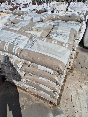 25kg zakjes zilverzand beschikbaar voor biedingen