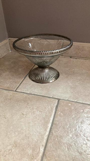 Fruitschaal met geslepen glas beschikbaar voor biedingen