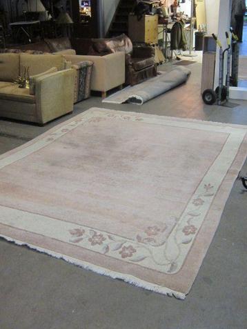 Mooi groot tapijt in roze en beige met florale rand beschikbaar voor biedingen