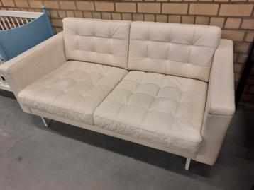 Ruime 2 zitsbank met creme kleurig kunstleren bekleding  beschikbaar voor biedingen