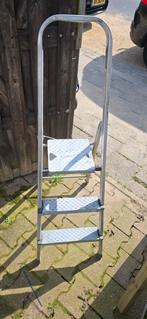 Ladder 2 treden, Doe-het-zelf en Verbouw, Ladders en Trappen, Ophalen, Zo goed als nieuw, 4 meter of meer