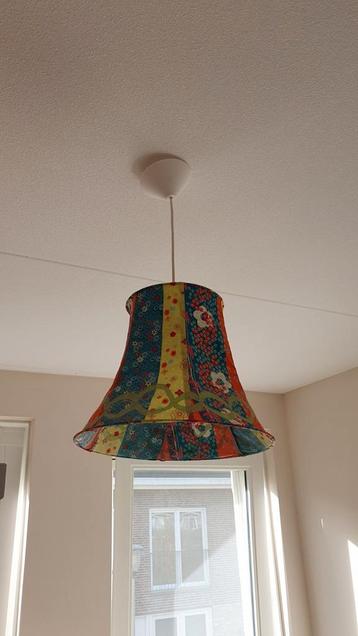 Kleurrijke hanglamp beschikbaar voor biedingen