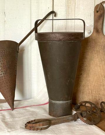 Brocante oude ijsvorm / ijsbombe / bakvorm beschikbaar voor biedingen