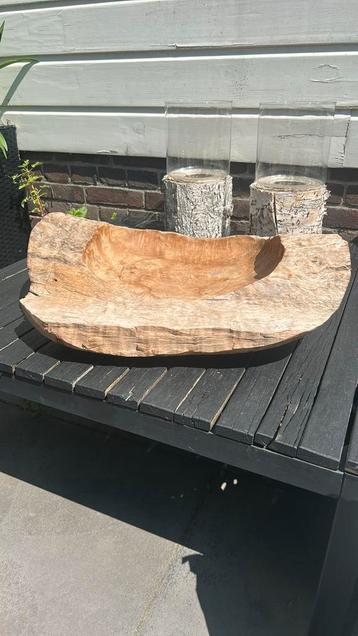 Grote houten schaal beschikbaar voor biedingen