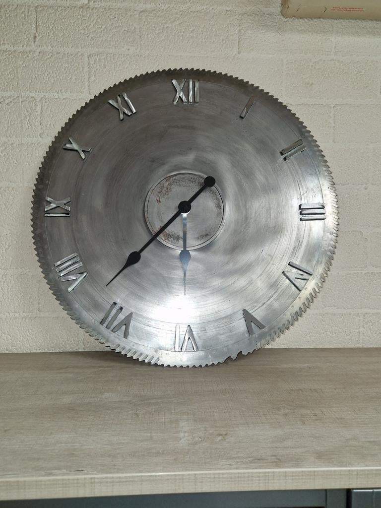Industriële wandklok – gemaakt van echt zaagblad (staal), Ophalen of Verzenden, Zo goed als nieuw, Analoog, Wandklok