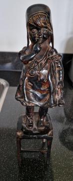 Bronzen beeldje van meisje staand op krukje., Antiek en Kunst, Antiek | Koper en Brons, Ophalen