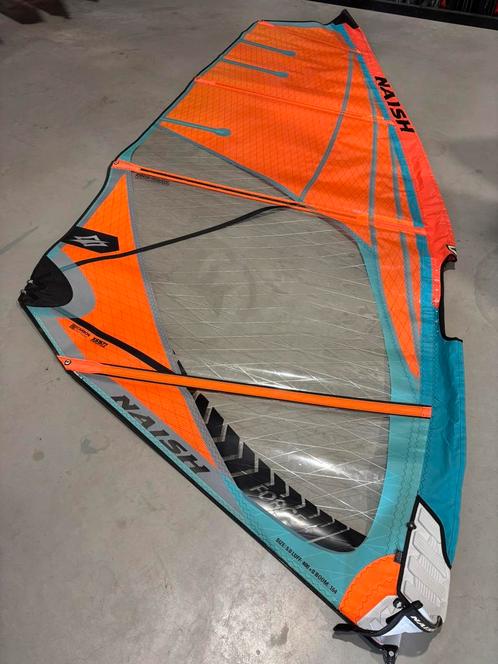 Naish Force 4 2025 5.0, Watersport en Boten, Windsurfen, Gebruikt, Zeil, Met draagtas, 5 tot 7 m², Ophalen