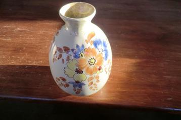 aardewerk vaas beschilderd met fleurige bloemen - geglazuurd beschikbaar voor biedingen