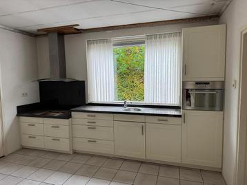 Complete keuken met oven, koelkast en afzuigkap beschikbaar voor biedingen