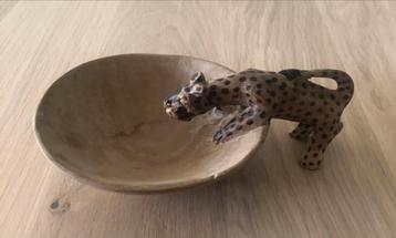 Houten met de hand bewerkt kommetje met een cheeta beschikbaar voor biedingen
