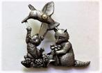 Mooie broche met kat, poes, kolibrie en een das en pareltje, Ophalen, Nieuw, Zilver, Overige materialen