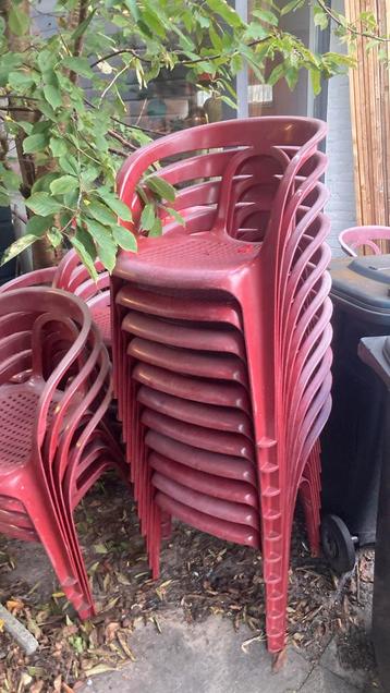 Stapel stoelen en klap tafels beschikbaar voor biedingen