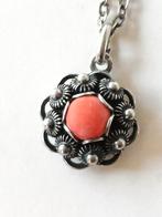 antieke zeeuwse knop hanger met bloedkoraal aan ketting, Sieraden, Tassen en Uiterlijk, Ophalen of Verzenden, Zilver, Ketting