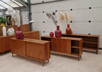 Drie vintage dressoirs op houten poten, 160cm beschikbaar voor biedingen