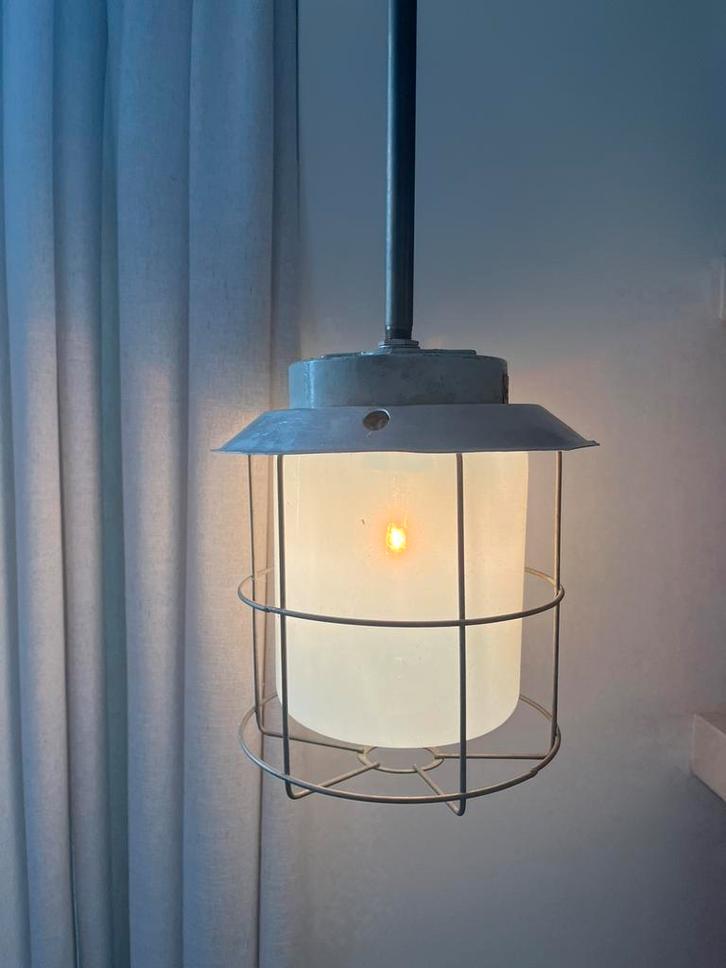 Vintage industriele hanglampen 2x, Huis en Inrichting, Lampen | Hanglampen, Gebruikt, 50 tot 75 cm, Ophalen of Verzenden