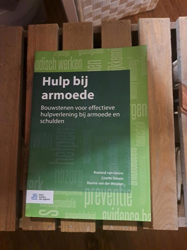 Hulp bij armoede, Boeken, Politiek en Maatschappij, Zo goed als nieuw, Maatschappij en Samenleving, Nederland, Ophalen of Verzenden