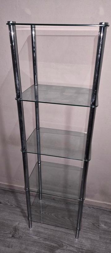 2x Goeduitziende glazenkastje. beschikbaar voor biedingen