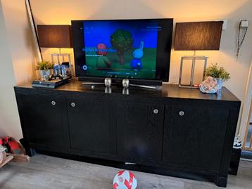 Zwart massief houten dressoir beschikbaar voor biedingen