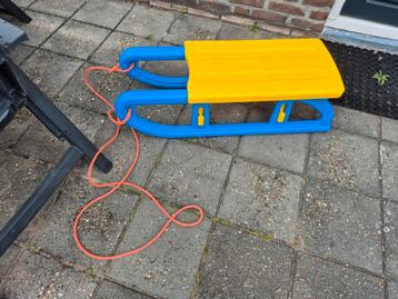 kunststof slee uit de jaren 90 beschikbaar voor biedingen