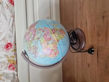 Wereld bol met lamp beschikbaar voor biedingen