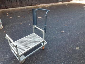 Stevig transportkarretje beschikbaar voor biedingen