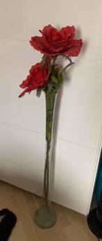 Twee rode kunstbloemen in hoge glazen vaas, Ophalen, Gebruikt