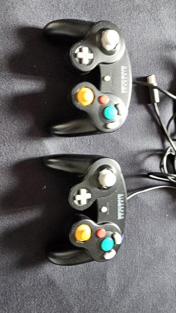 Twee zwarte GameCube controllers in gebruikte staat. Perfect beschikbaar voor biedingen