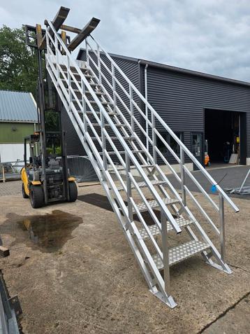 Stalen trap alluminium. Hoog 3,8 mtr. Nob083 beschikbaar voor biedingen