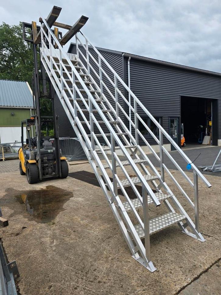 Stalen trap alluminium. Hoog 3,8 mtr. Nob083, Doe-het-zelf en Verbouw, Ladders en Trappen, Zo goed als nieuw, 2 tot 4 meter, Ophalen