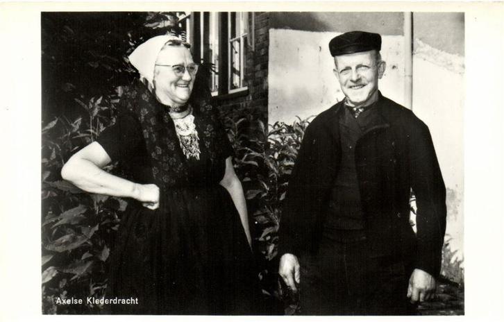Axelse Klederdracht - man vrouw - ongelopen, Verzamelen, Ansichtkaarten | Nederland, Ongelopen, Zeeland, Voor 1920, Ophalen of Verzenden