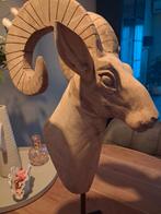 Teakhouten steenbok op standaard, Ophalen, Zo goed als nieuw