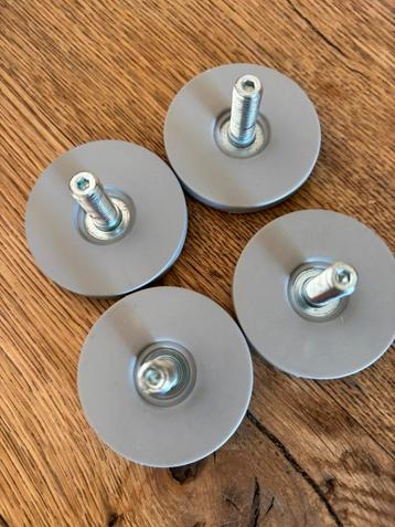 stelpootjes voor IKEA kast beschikbaar voor biedingen