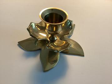Vintage messing lotus kandelaar beschikbaar voor biedingen
