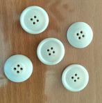 Vijf grote witte knopen, Hobby en Vrije tijd, Naaien en Fournituren, Ophalen of Verzenden, Gebruikt, Knoop of Knopen