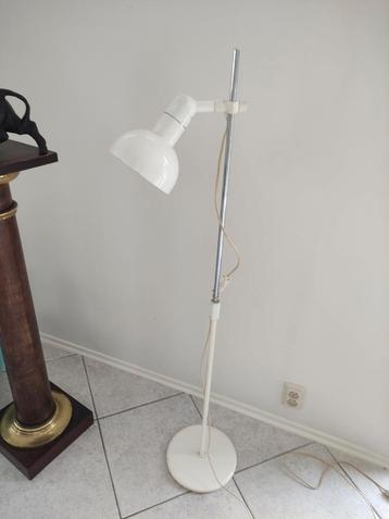 Vintage jaren '70 verstelbare witte vloerlamp  beschikbaar voor biedingen