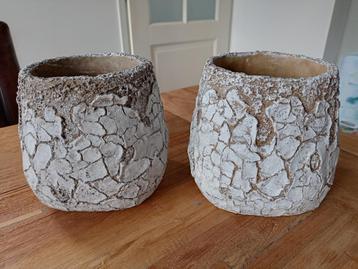 2 mooie aparte bloempotten van cement antique grijs/wit