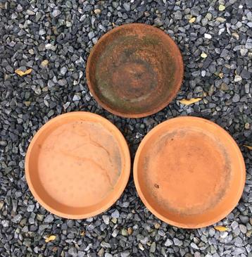 Diverse oude terracotta onderzetters schallen overige beschikbaar voor biedingen