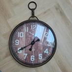 Vintage Wandklok met Houten Achtergrond van loods 5, Ophalen of Verzenden, Zo goed als nieuw, Analoog, Wandklok