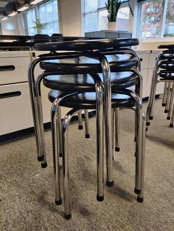 8 stuks krukken metaal zwart beschikbaar voor biedingen