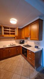 Keuken in goede staat met apparatuur, Huis en Inrichting, Keuken | Complete keukens, Ophalen, Gebruikt, Bruin, Hoekkeuken