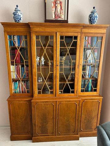 Mooie Houten Vitrinekast met Glas beschikbaar voor biedingen