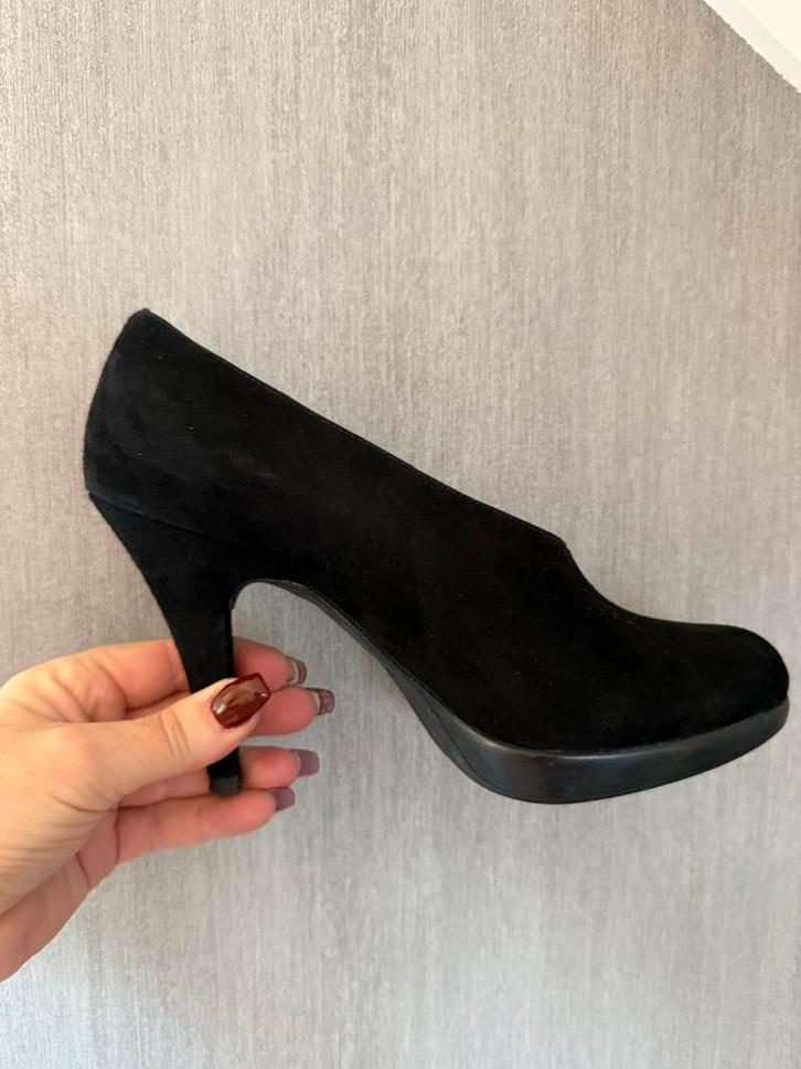 Zwarte suede hakken unisa mt 37, Kleding | Dames, Schoenen, Nieuw, Schoenen met hoge hakken, Zwart, Ophalen