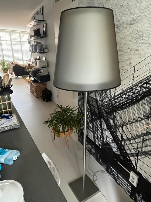 Vloerlamp (zilverkleurige voet met zwart/wittw kap), Huis en Inrichting, Lampen | Vloerlampen, Gebruikt, 150 tot 200 cm, Stof